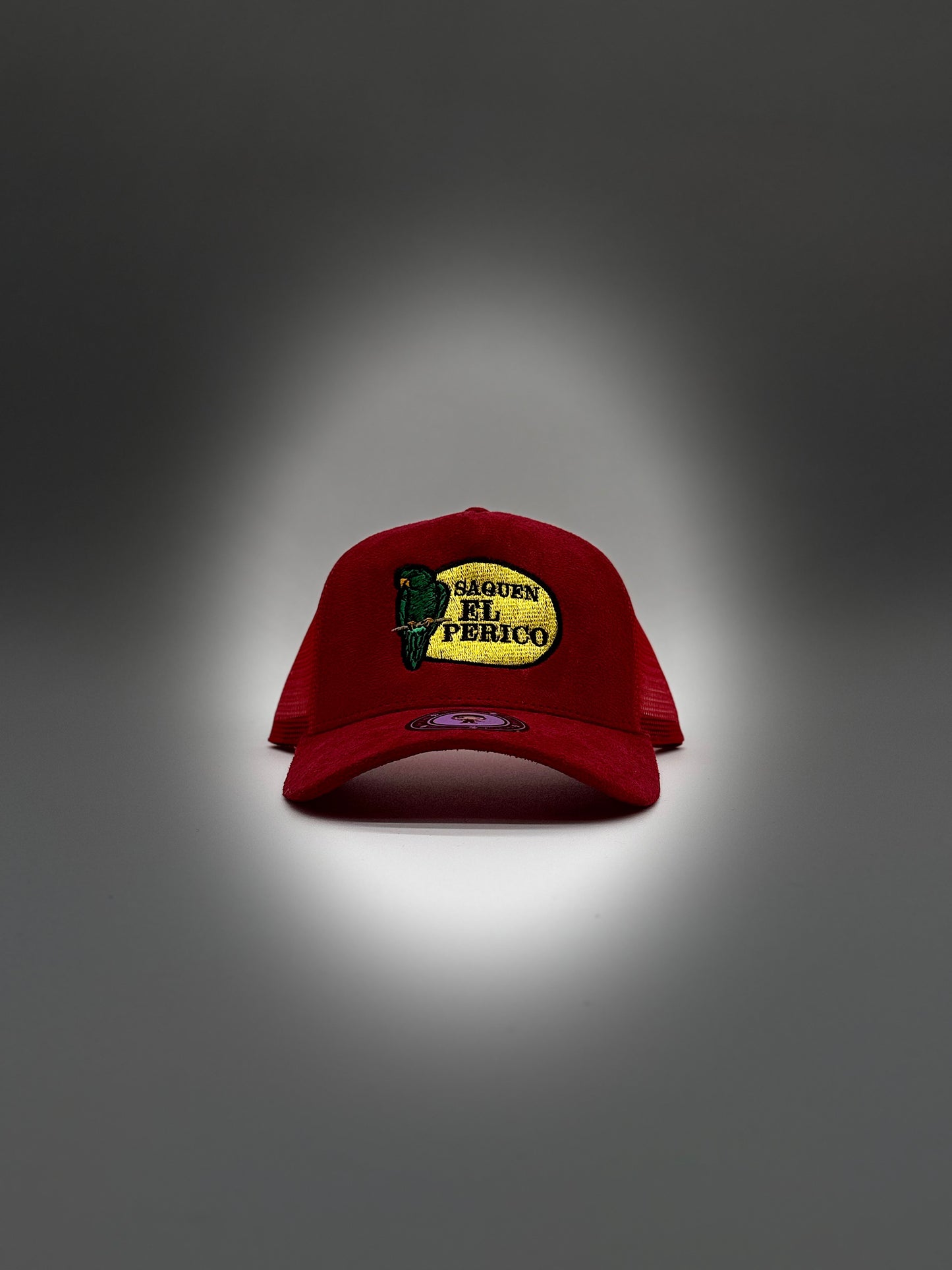 Saquen el perico roja gamuza trucker hat