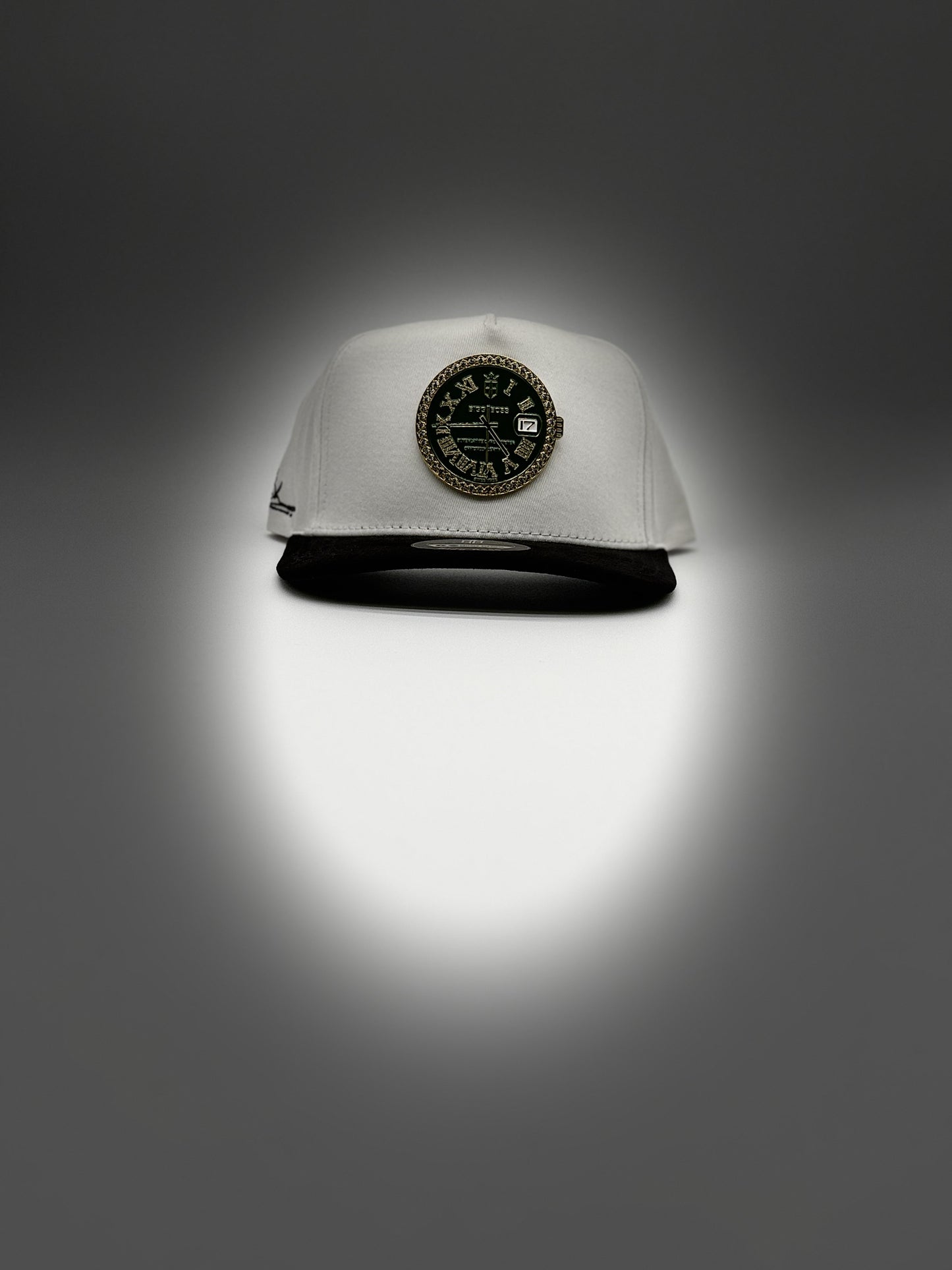 El tiempo es oro de metal white and black SnapBack