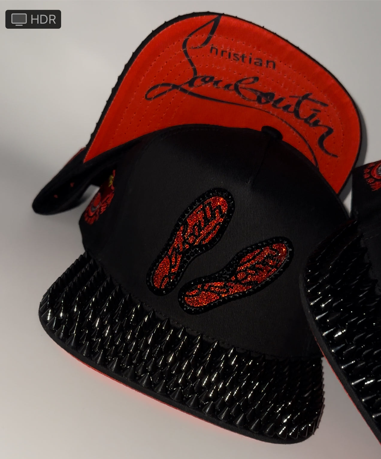 Suela roja con picos y pedrería snapback