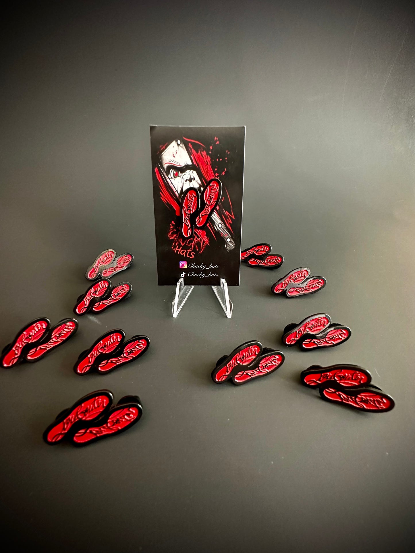 Suela roja hat pin