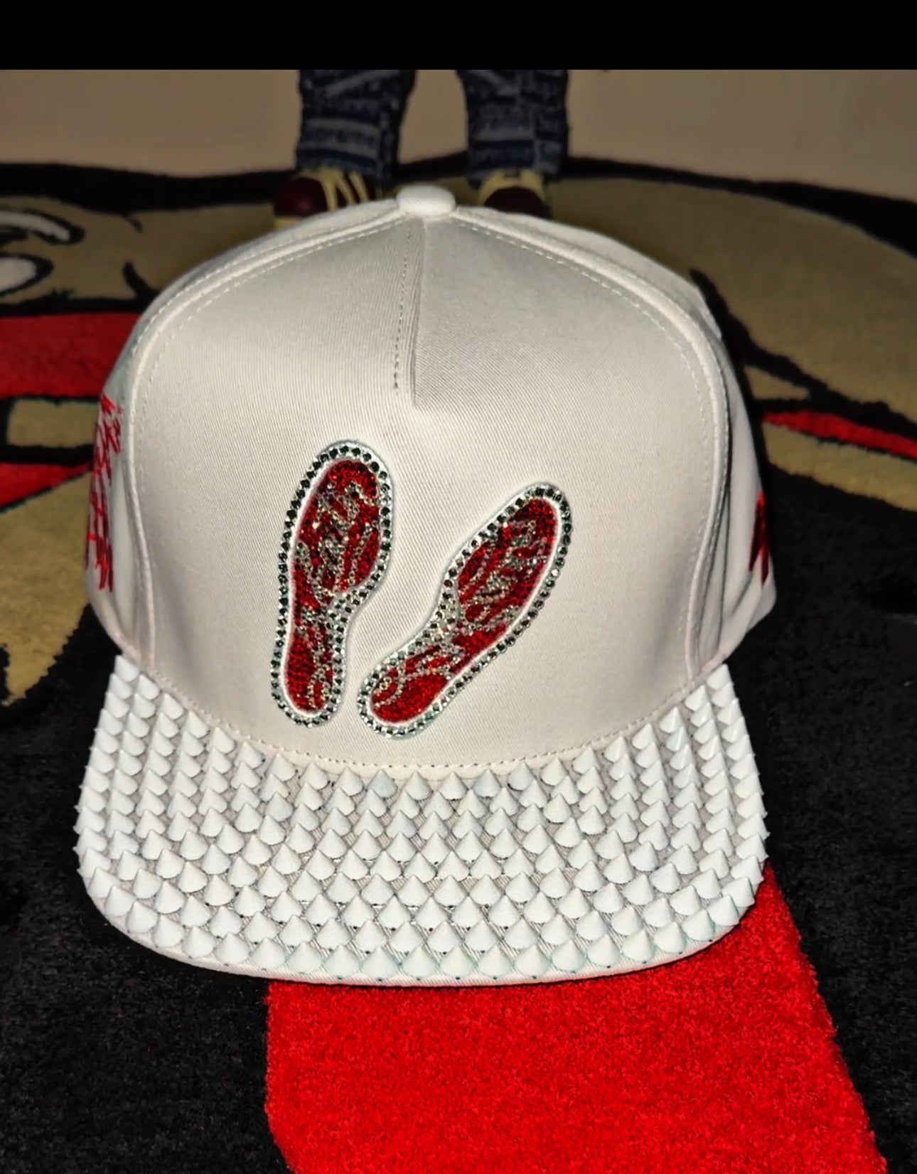 Sula roja edición blanca con picos y adiamantada SnapBack