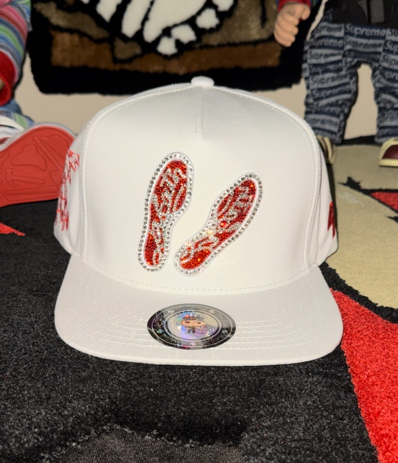 Sula roja edición blanca adiamantada SnapBack