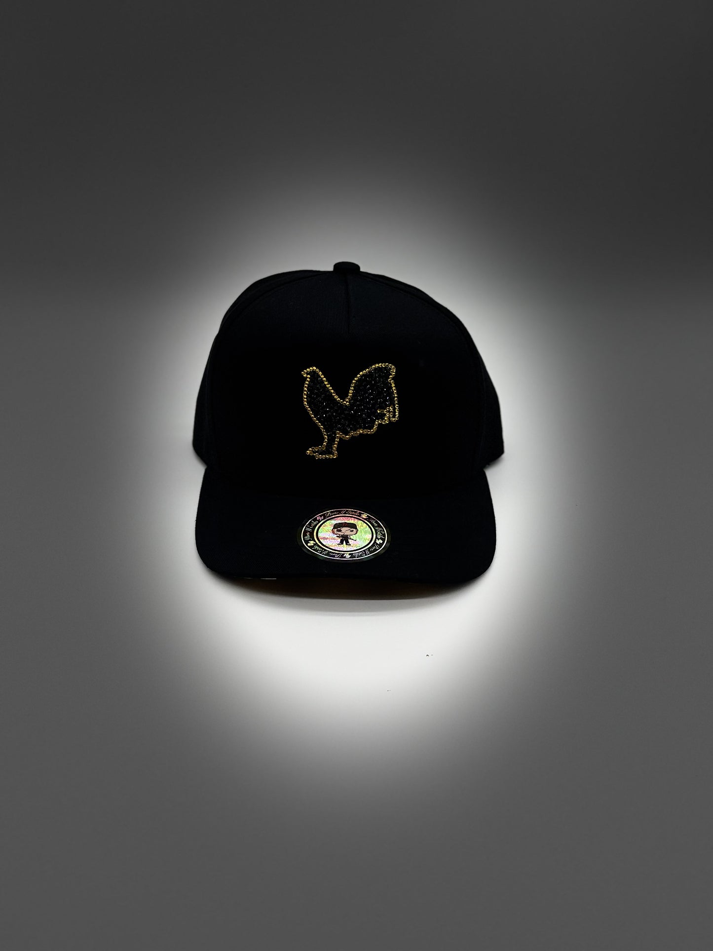 El gallo de oro adiamantada with rooster under brim snapback