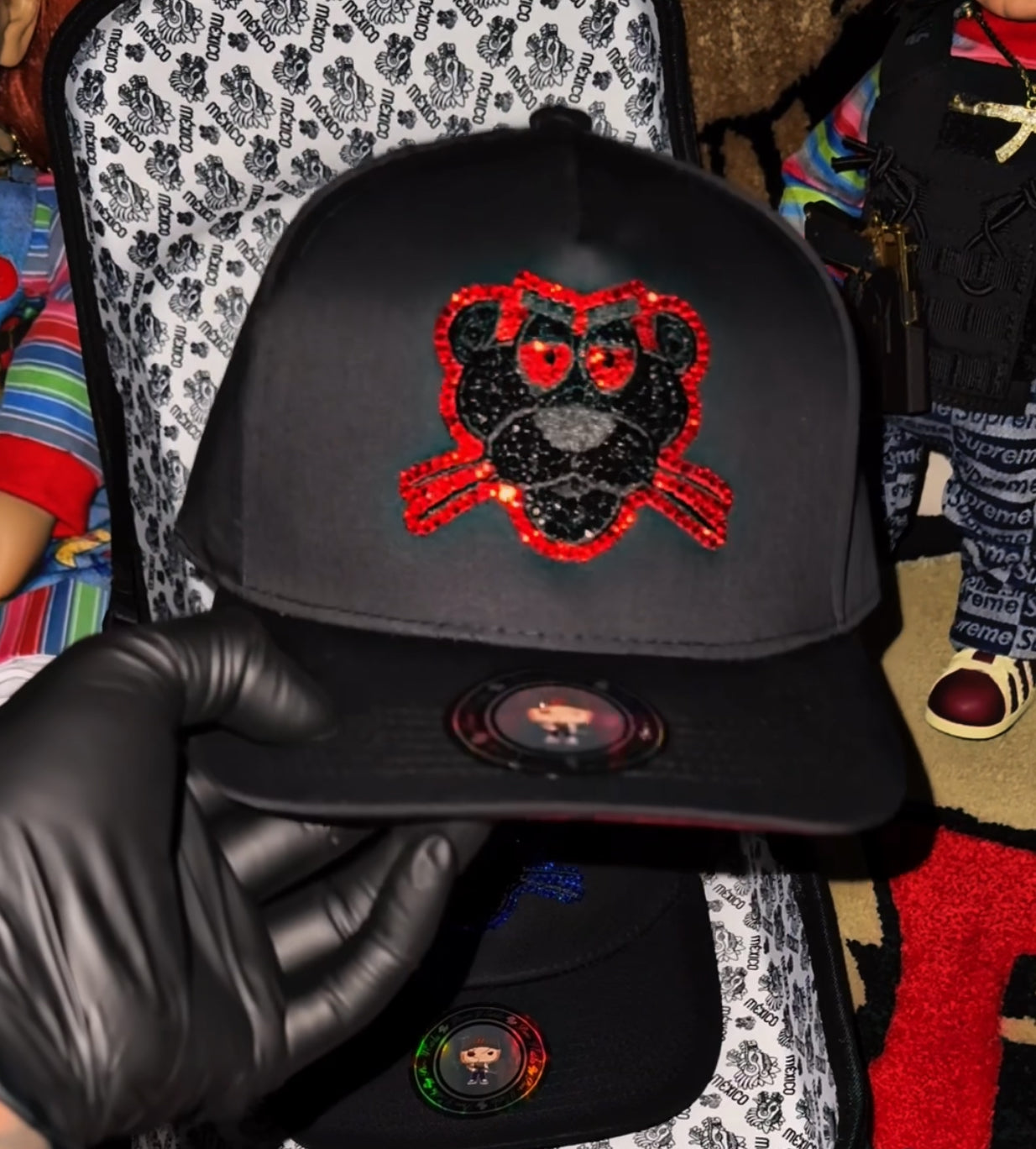 La pantera adiamantada suela roja snapback