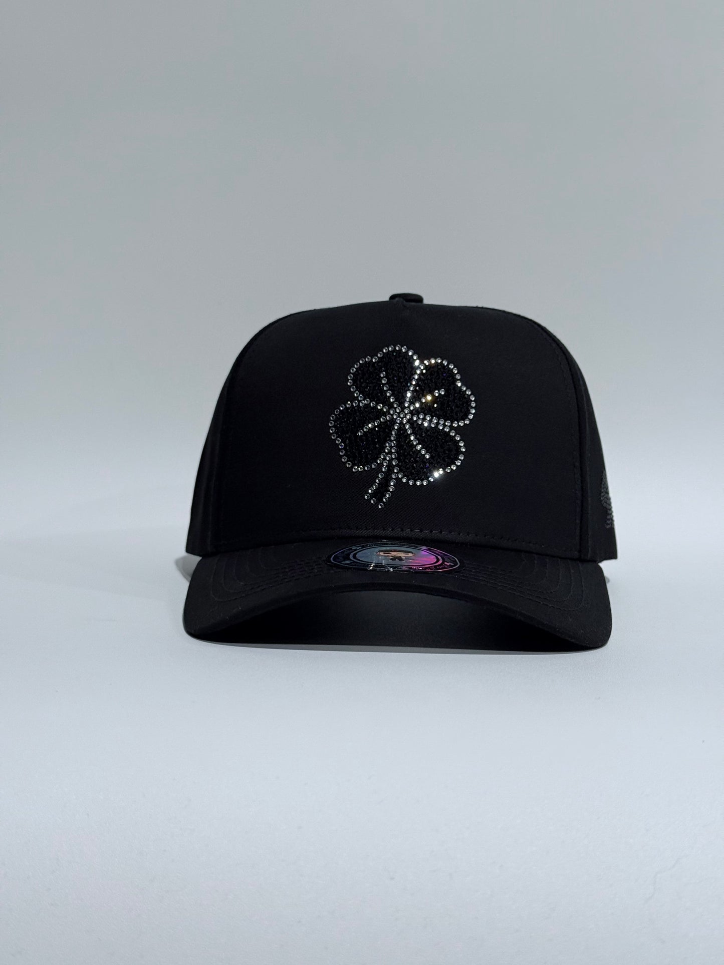 El trebol negry blanco con pedreria black snapback