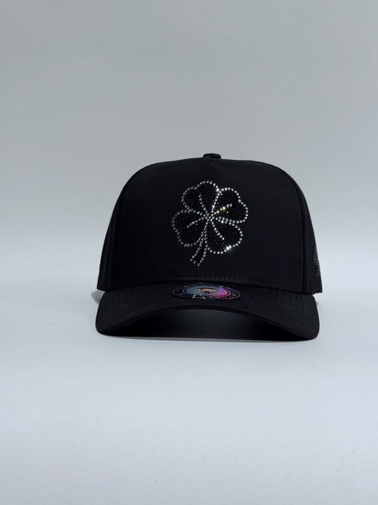 El trebol negry blanco con pedreria black snapback