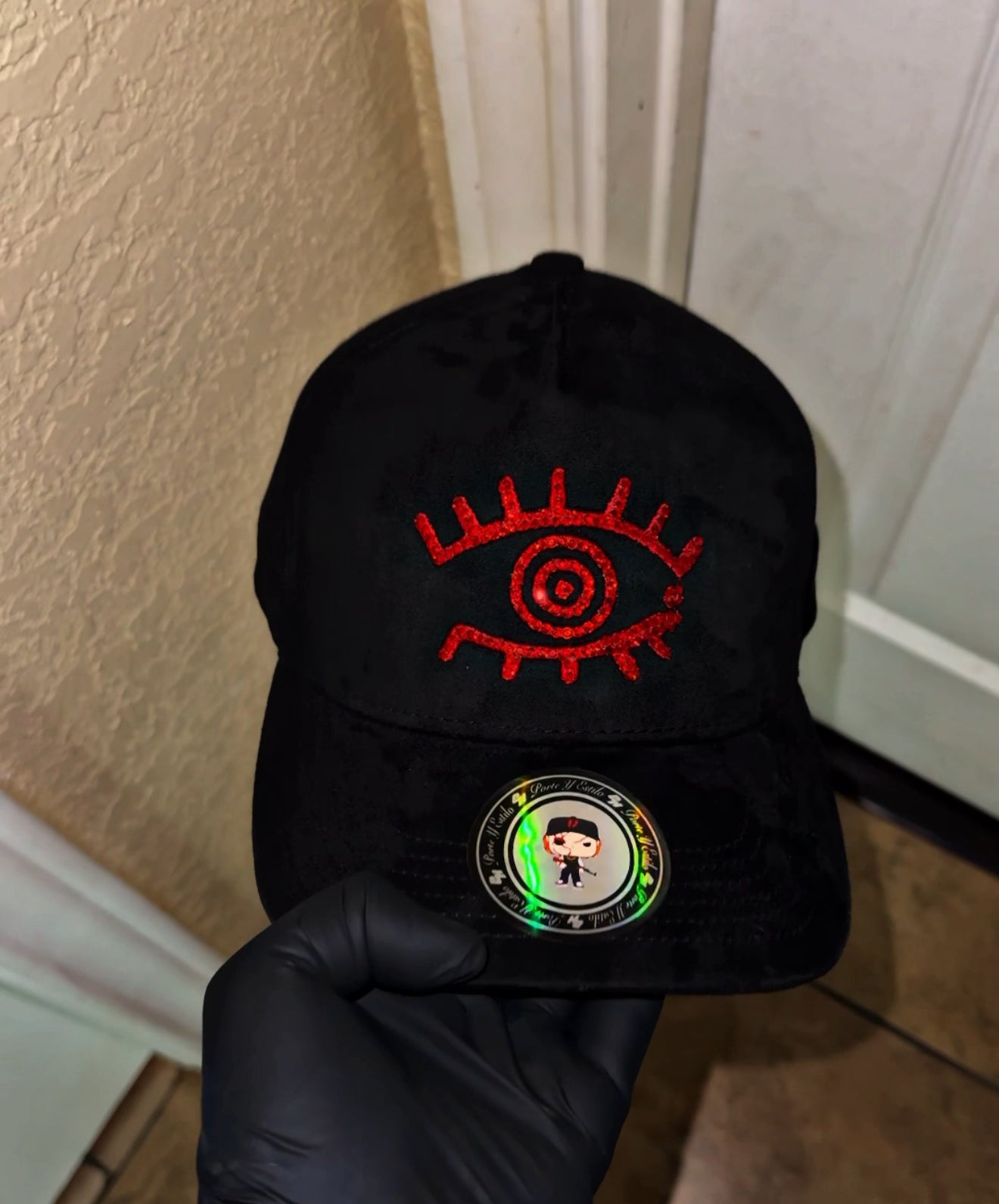 El ojo que lo ve todo adiamantada black suede snapback