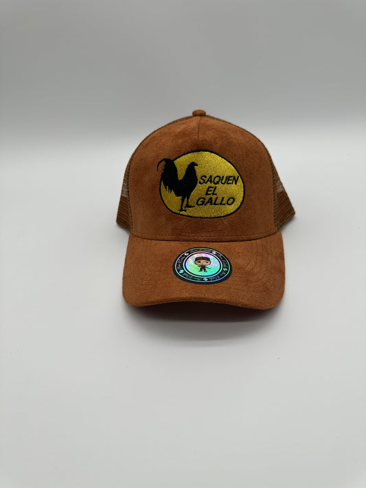 Saquen el gallo cafe gamuza trucker hat